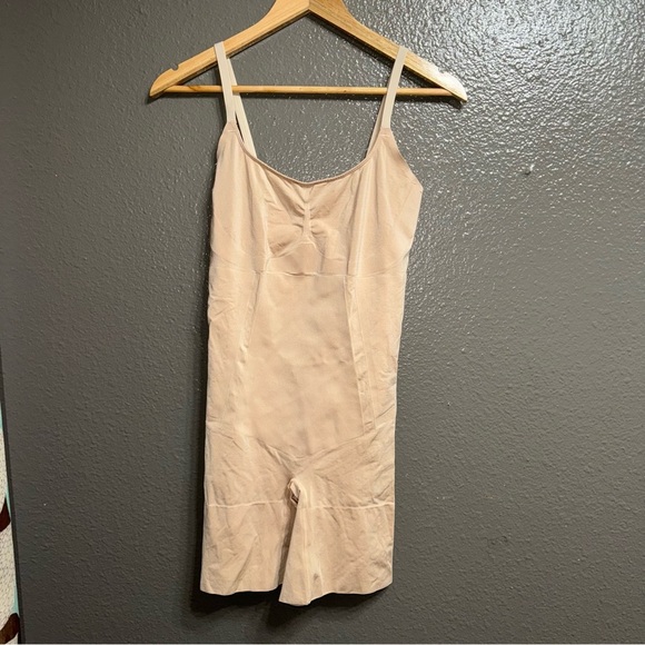 Spanx ONCORE Open Bust Mid Thigh Bodysuit size XL